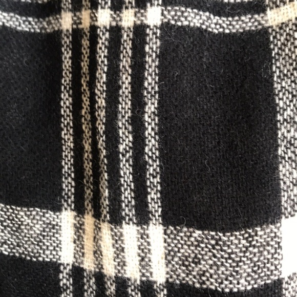Lauren Ralph Lauren 100 % lambs wool black & cream plaid scarf with fringe trim - Picture 3 of 8